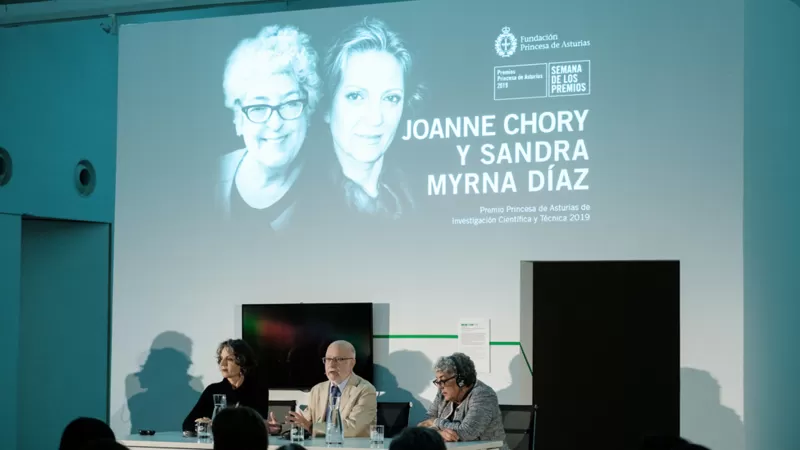 "Hay muchas cosas baratas para el que vende... porque no está pagando lo que realmente cuesta, no están pagando el sufrimiento humano y el daño ambiental".